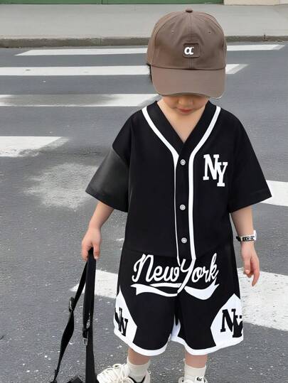 SHEIN Streecool Kids 小男孩休闲时尚酷炫字母印花短袖 T 恤搭配运动短裤，适合任何日常场合，柔软轻盈的夏季面料