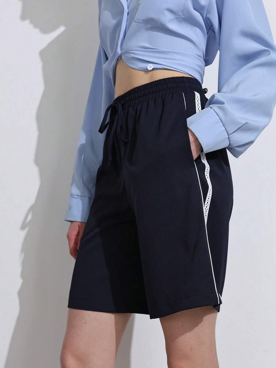 SHEIN ChicEase Damen Lässig Shorts mit Spitzendetails, elastischem Bund, gerade geschnittene Bermuda Shorts, Kordelzug, bequeme sportliche Alltagsshorts - marineblau - Übersicht 1