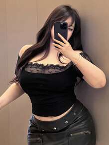 Dazy Plus Top sexy de manga corta con encaje de contraste y unicolor talla grande, top corto para mujeres, top hombros descubiertos