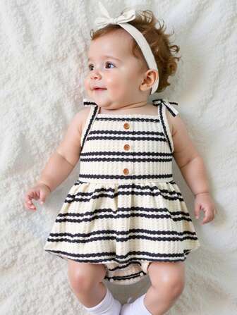 SHEIN Playful Pals Barboteuse à volants côtelée, rayée, douce et mignonne pour bébé fille, convient pour les sorties de printemps/été et le port quotidien