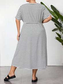 SHEIN CURVE+ 大码女式夏季休闲黑色腰带下摆（带口袋）长款宽松短袖连衣裙，Curve Plus，波西米亚风度假海滩装，女士/沙滩裙/海滩度假装/海滩必备品/毕业/茶会礼服 - 黑與白 - 查看 3