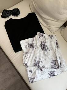 Dazy Plus Conjunto de ropa de dormir con top de cuello redondo de manga corta de corte holgado con estampado total y pantalones de pijama