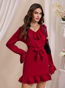 Chiquease 女士 V 领荷叶边下摆短裙，简约时尚，适合日常休闲穿着