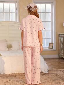 CottageSlumber 格子樱桃印花泡泡雪纺翻领单排扣荷叶边短袖裤套装，丰富的花卉图案，舒适优雅的细节 - 彩色 - 查看 2