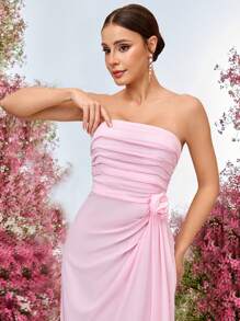 SHEIN Belle Robe de demoiselle d'honneur élégante et romantique en tissu de mousseline rose avec fleurs 3D, épaules dénudées, volants et coupe évasée pour soirée
