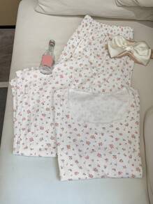 Dazy Plus Conjunto de pijama con top de manga corta con cuello redondo ajustado y pantalones de casa con estampado floral diminuto