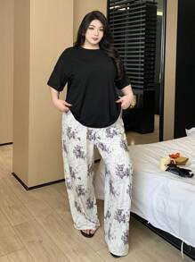 Dazy Plus Conjunto de ropa de dormir con top de cuello redondo de manga corta de corte holgado con estampado total y pantalones de pijama