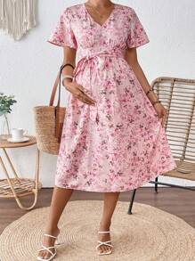 SHEIN Vestido casual de vacaciones con estampado floral, cuello en V, volantes y mangas cortas para embarazadas - Rosa - Ver 2