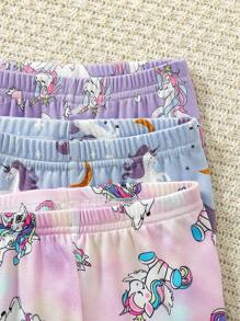 Eng anliegender Pyjama-Set für Baby Mädchen, Langarm T-Shirt und Leggings, mit niedlichem Einhorn Muster in lila, pink und blau Farben mit Regenbogen- und Sternenmotiven, erzeugt eine fröhliche und festliche Stimmung