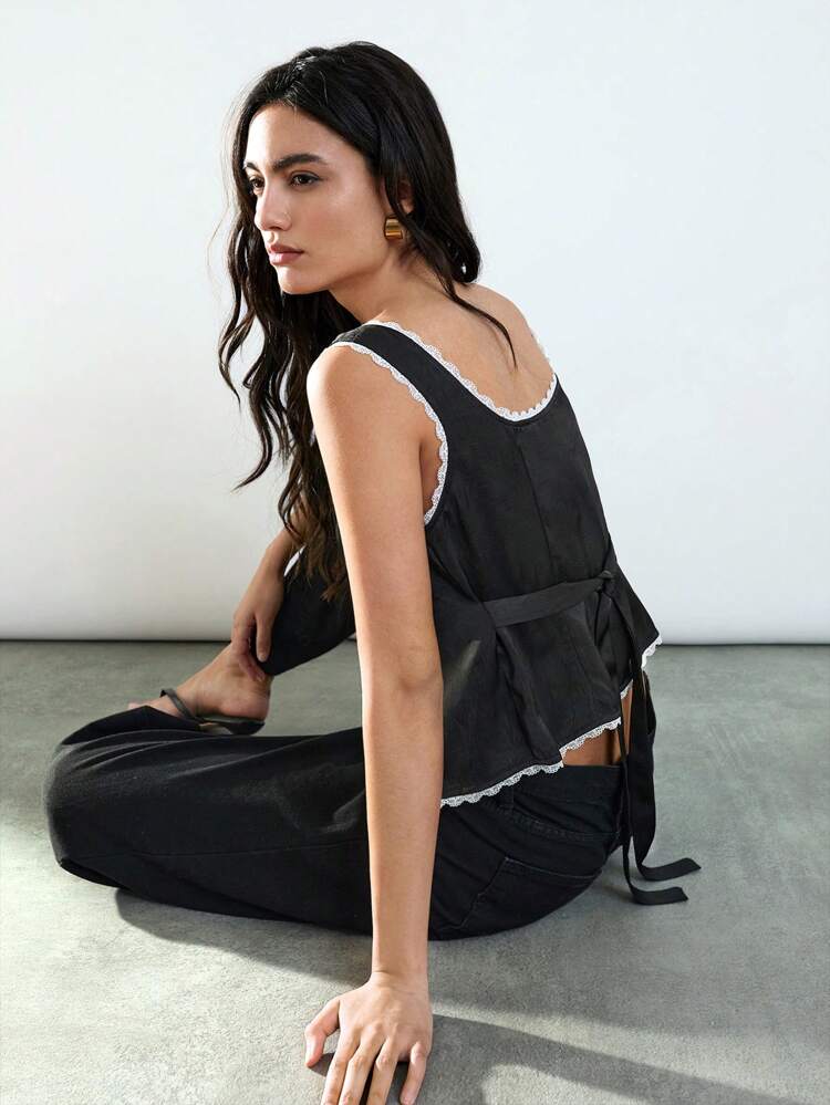 SHEIN Maija 2025 Nouveau top débardeur ajusté en satin et dentelle pour femme, design patchwork, pour mariage, brunch élégant, look aéroport, vacances bohème, festival de musique sur la plage, Pâques, remise des diplômes, usage quotidien décontracté