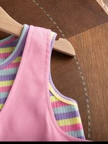 SHEIN Genkimix Kids 女童夏季新款休闲上衣和背带短裤套装，条纹上衣搭配粉色吊带裤，饰有可爱的熊心图案，百搭甜美，适合女孩穿着。可爱套装，女童夏季服装，适合年轻女孩夏季度假穿着。 - 玫紅色 - 查看 5