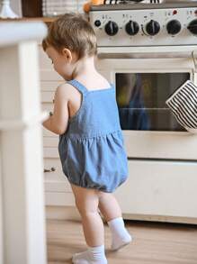 SHEIN Koreanisches Frühlings-/Sommer-Set für Baby Jungen, Denim Jumpsuit mit Tasche aus Jeans und Süß Denim-Fischerhut