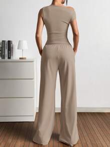 SHEIN EZwear Set de 2 piezas de mujer con top de cuello asimétrico en unicolor y pantalones con bolsillos tejidos - Caqui - Ver 2