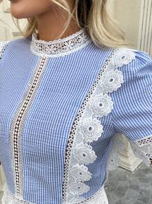 SHEIN LUNE 蕾丝拼接法式浪漫女式短袖衬衫，蓝白条纹，适合春夏季度假、约会、通勤 - 藍白色 - 查看 6