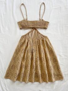 Soleia Urlaubs Damen Khaki gewebtes besticktes Lochstrick Trägerkleid mit Taillendefinition und A-Linie Minirock