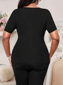 SHEIN Lady Camiseta de manga corta con cuello de volantes bordada, elegante, para ir a la oficina, tallas grandes, apta para primavera, verano y otoño