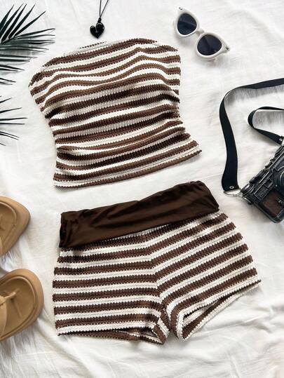 Soleia 2st Set: Ruched Bandeau & Short Waist Shorts i röd och vit kontrastfärg, texturerad virkad sticka, för semester