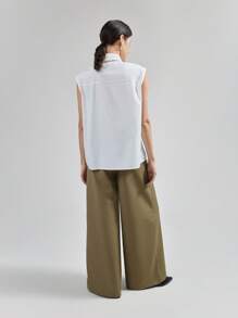 Ontre Blusa blanca con cuello alto sin mangas, estilo asimétrico, inspiración vintage, estilo urbano moderno, blusa asimétrica con botones en forma de H