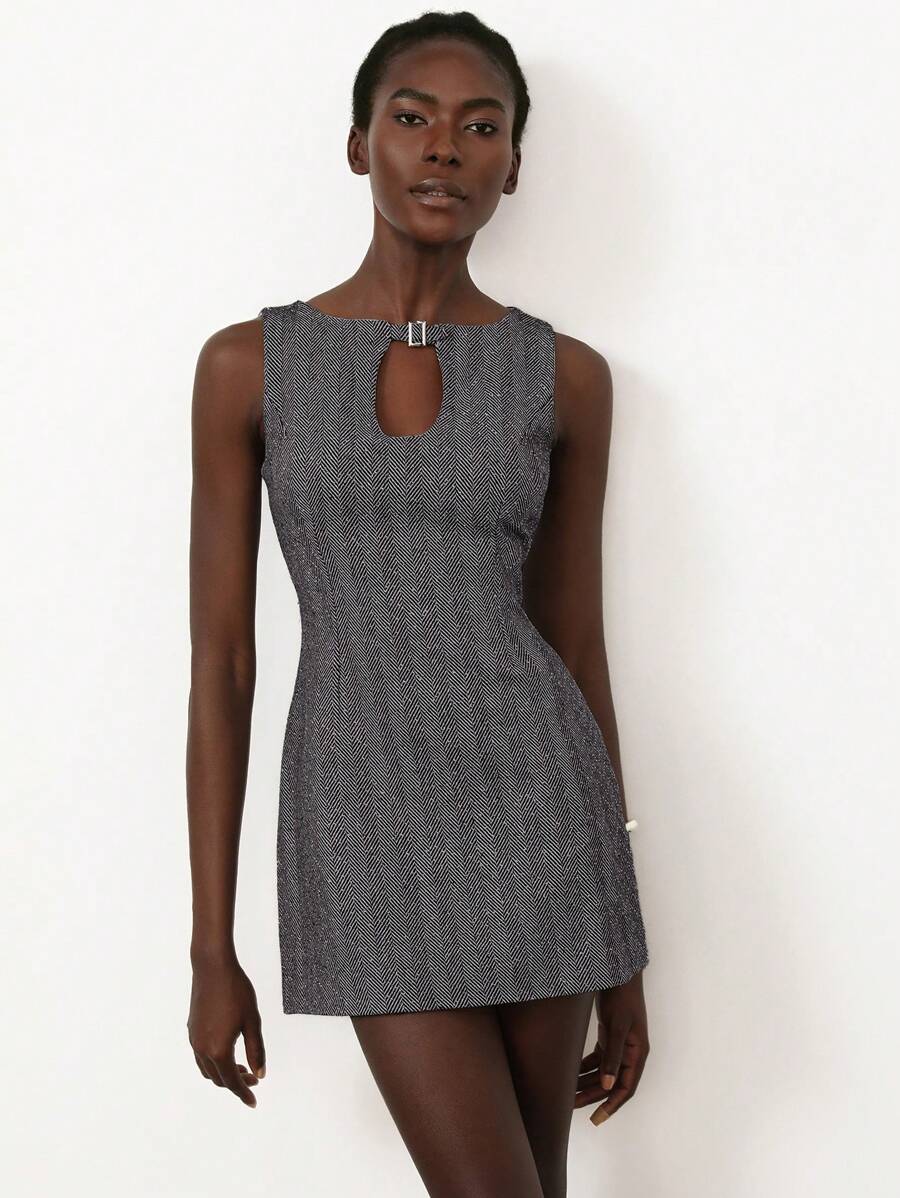 Aveloria Modichic Vestido Curto Linha-A Decorativo Colete com Fivela de Metal Muito Cravejada de Strass, Estilo Francês de Moda, Colarinho Vazado - Cinza - Visão 1