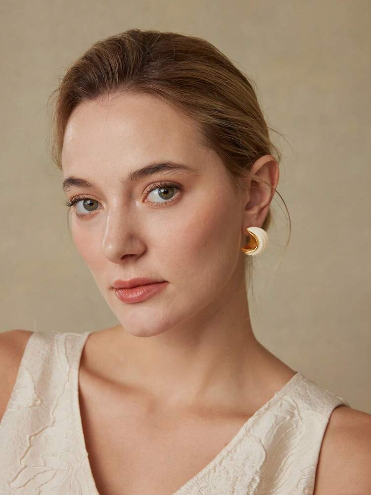 1 PAIR 18K GOLD PLATED BICOLOR SCALLOP STUD EARRINGS