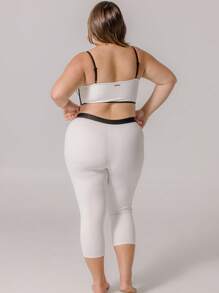 Aralina Leisurewear Curve 细肩带束身衣短款上衣和高腰七分紧身裤健身套装 女款 - 白色 - 查看 2
