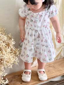 SHEIN Babygirl 夏季白色田园风公主裙，以纯白色为底色，方领与小泡泡袖的设计融合了甜美可爱的元素和风格，满满的印花花朵图案栩栩如生，仿佛美丽的花海穿在身上，适合周岁典礼、婚礼、派对、沙滩、公园等，仿佛童话故事里的小公主 - 白色 - 查看 5