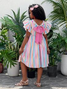 SHEIN Frühlings-/Sommer-Kleid für Tween Mädchen, stylisch mit Blume Muster, Rüschenärmeln, V-Ausschnitt, Farbblockstreifen und Schleife am Rücken, geeignet für Urlaub, Party, Alltag, Hochzeit
