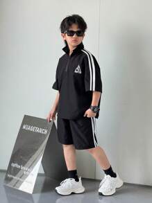 SHEIN 2 件儿童/青少年男童休闲韩版字母印花 Polo 领部分纽扣短袖上衣和宽松短裤套装，适合学校、花园、海滩、生日、春夏秋冬 - 黑色 - 查看 1