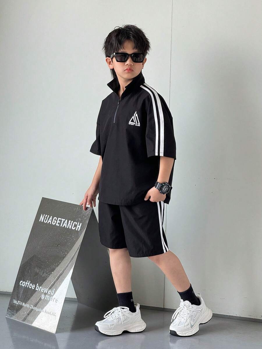 SHEIN 2 件儿童/青少年男童休闲韩版字母印花 Polo 领部分纽扣短袖上衣和宽松短裤套装,适合学校、花园、海滩、生日、春夏秋冬 - 黑色 - 查看 1