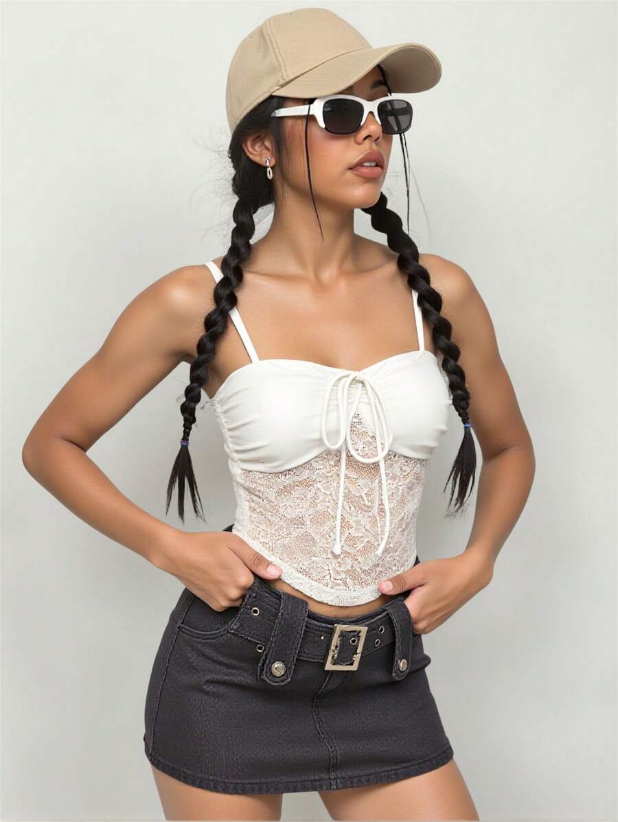 Jouncy Camiseta ajustada de mujer con frente de encaje contrastante y lazo - Blanco - Ver 1