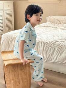 SHEIN Genkimix Kids 2 Stücke/Set Pyjama-Set für Jungen mit Auto-Muster, Hemd aus Webstoff mit Kurzarm und Shorts, lässige Hauskleidung - Blau - Übersicht 6