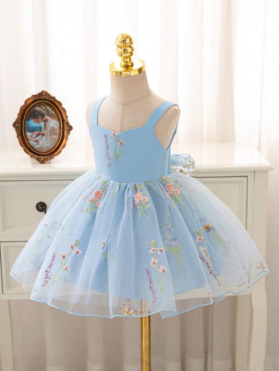 SHEIN Glamorique Kids 花童生日派对婚礼节日礼服,带肩带的幼儿女孩公主裙,蓝色刺绣网眼裙,可爱的蝴蝶结后背,蓬松薄纱,适合舞台表演、派对、拍照,四季皆宜,非常适合中东、欧洲和美国、夏季、海滩、热带地区 - 藍色 - 查看 1