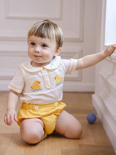 Souflis Souflis 男婴彼得潘领可爱鸭子刺绣短袖上衣和撞色卷边裤时尚全套服装，适合户外穿着