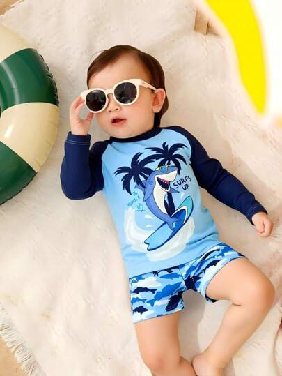 SHEIN Conjunto de 2 piezas de traje de baño para bebé niño que incluye top de manga larga con estampado de cangrejo y shorts a rayas, perfecto para la playa, piscina, natación, parque acuático y surf en verano