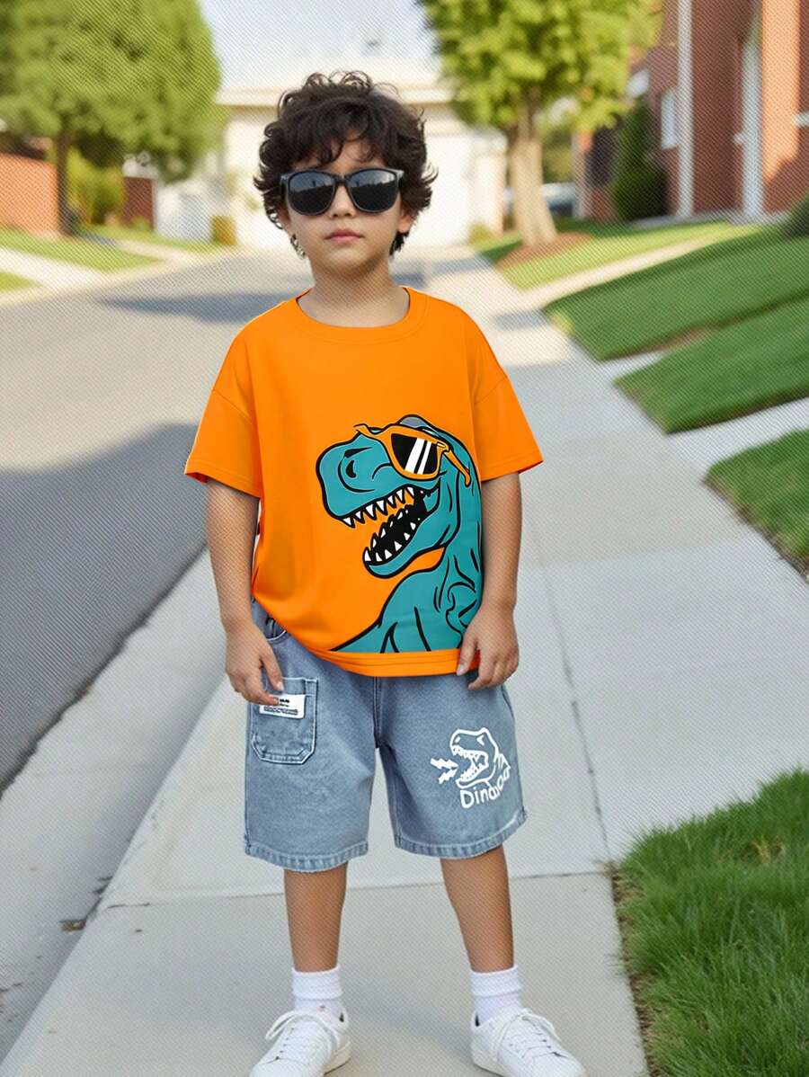 SHEIN 2 bucăți/Set Băiețel Copii Comozi și Casual Zilnic Drăguț Dinozaur Model Portocaliu Tricotat Top Tricou cu mâneci scurte și Set de pantaloni scurți din denim, Potrivit pentru anotimpurile de primăvară și vară, viața de zi cu zi, sport, campus, adunări, festivaluri, spectacole, fotografie, sezonul înapoi la școală