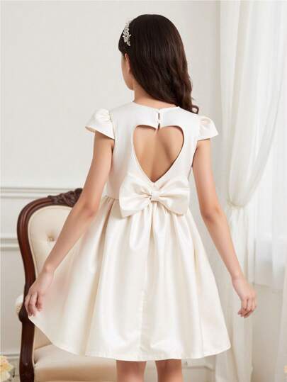 优雅女孩白色提花露背镂空派对礼服，融合经典魅力和现代魅力！采用优质柔软面料制成，采用精致的白色花卉提花图案制作而成。A 字形轮廓完美贴合身体，适合正式派对、特殊场合或时尚户外聚会，您将成为关注的焦点