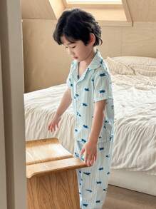 SHEIN Genkimix Kids 2 Stücke/Set Pyjama-Set für Jungen mit Auto-Muster, Hemd aus Webstoff mit Kurzarm und Shorts, lässige Hauskleidung - Blau - Übersicht 7