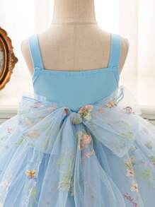 SHEIN Glamorique Kids 花童生日派对婚礼节日礼服，带肩带的幼儿女孩公主裙，蓝色刺绣网眼裙，可爱的蝴蝶结后背，蓬松薄纱，适合舞台表演、派对、拍照，四季皆宜，非常适合中东、欧洲和美国、夏季、海滩、热带地区 - 藍色 - 查看 5