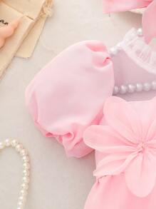 Pelele acampanado con cuello con volantes y manga abullonada con estampado floral para niñas bebé con diadema a juego. El diseño del cuello con volantes y las mangas abullonadas aportan un toque de diversión y elegancia. Los detalles florales en 3D muestran un estilo de princesa. Ya sea para reuniones familiares o actividades al aire libre, este conjunto de pelele con diadema hará que tu bebé niña sea el centro de atención como una pequeña princesa.