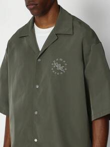 SUMWON Áo sơ mi Boxy Fit Nylon có in hình họa tiết ở mặt trước và mặt sau - xanh quân đội - Xem 3