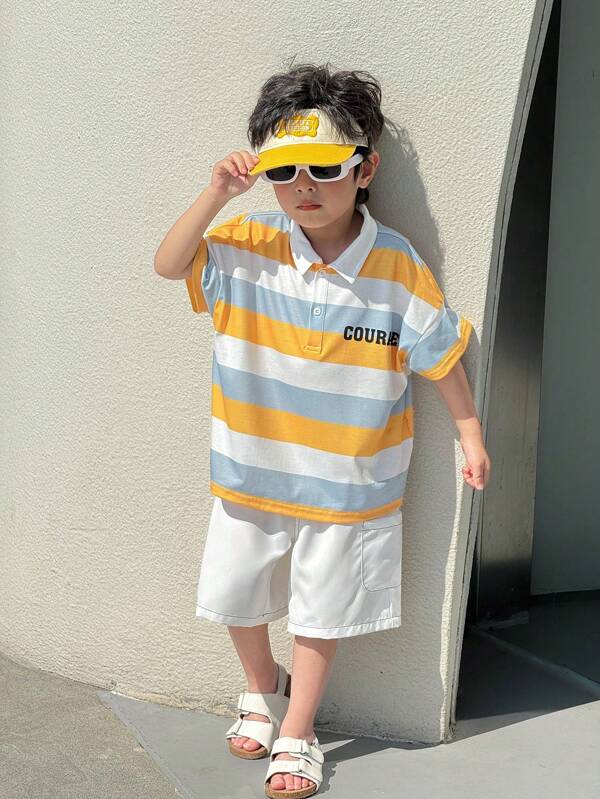 SHEIN 2 Stücke/Set Lässiger Kleine Jungen Sportkolleg Straßen Stil, süße Dopamin Farbstreifen & Englisch Grafik Oversized Poloshirt, Drop-Shoulder, marineblauer Faden weiße Shorts, geeignet für Alltagstragen, Schule, Ausflüge, Sport, Frühling/Sommer