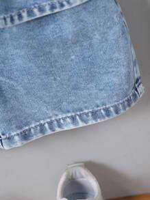 SHEIN Conjunto de chaqueta vaquera de manga corta y pantalones cortos para niños pequeños, de moda para el verano