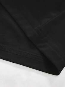 ROMWE MEN Casual 带有花卉图案的黑色短袖 T 恤，上部有两朵大白玫瑰，玫瑰上有蓝绿色的叶子，一只小橙色蝴蝶停在其中一朵玫瑰上。下部有一只较小的蓝黑色蝴蝶在玫瑰附近盘旋。