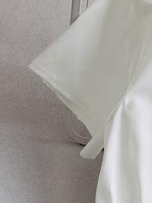 Franclia Robe élégante pour femmes avec col claudine et manches courtes, patchwork sur base noire et fleurs abricot, printemps/été