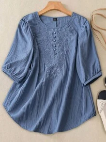 Linhara Camicetta casual con ricamo, scollo tondo, maniche a 3/4 per donne taglie forti