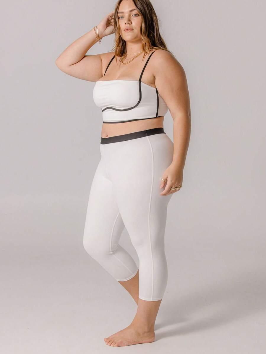 Aralina Leisurewear Curve 细肩带束身衣短款上衣和高腰七分紧身裤健身套装 女款 - 白色 - 查看 1