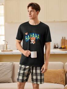 CoupledUp Set de 2 piezas de pijama para hombre con camiseta con estampado de letras y pantalones cortos a cuadros