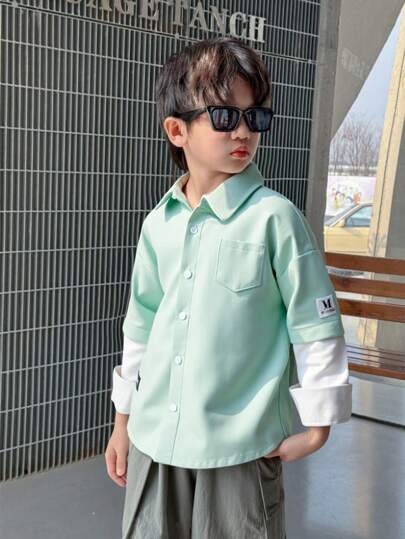 SHEIN 年轻男孩休闲二合一长袖衬衫，简单宽松的翻领，袖子上有精美的标签，时尚休闲装，适合日常外出、聚会、度假和学校纯色衬衫，适合儿童男童衬衫套装口袋青少年男童套装