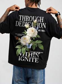 ROMWE MEN Casual 带有花卉图案的黑色短袖 T 恤，上部有两朵大白玫瑰，玫瑰上有蓝绿色的叶子，一只小橙色蝴蝶停在其中一朵玫瑰上。下部有一只较小的蓝黑色蝴蝶在玫瑰附近盘旋。