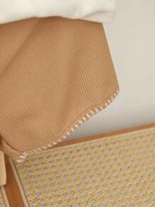 SHEIN Conjunto de 2 piezas para usar en casa en primavera/verano, compuesto por una chaqueta casual de una sola pieza con cuello, puños y dobladillo en contraste de color y textura de gofre suave y cómoda, junto con shorts marrones para niño